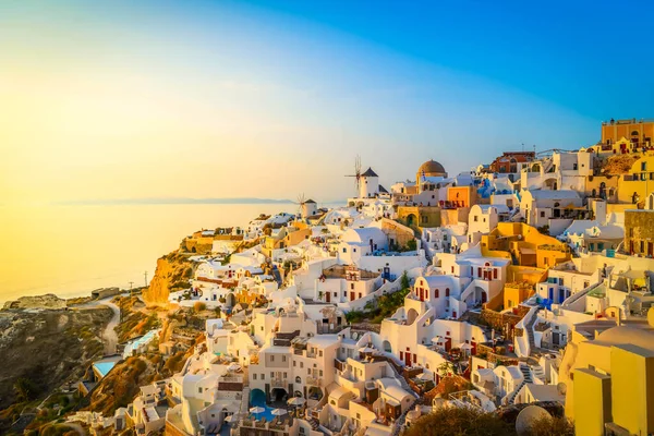 Geceleri Oia köyü, Santorini.