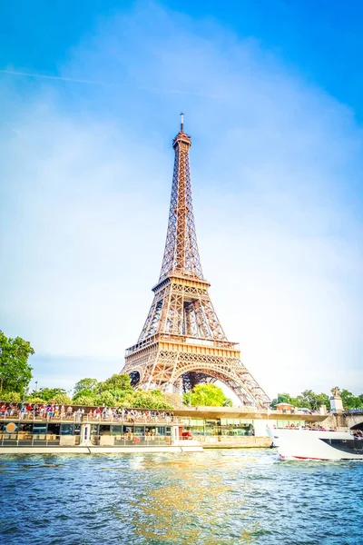 Tour eiffel sobre el río Sena — Foto de Stock