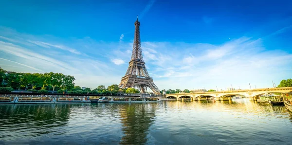 Tour eiffel sobre el río Sena — Foto de Stock