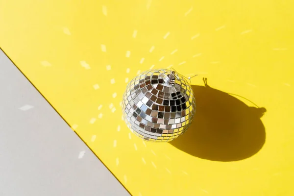 Disco koule na modrém pozadí — Stock fotografie