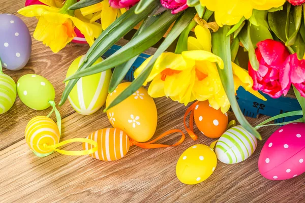 Bouquet di fiori primaverili con uova di Pasqua — Foto Stock