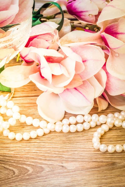 Flores de magnólia com pérolas — Fotografia de Stock