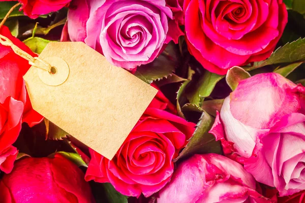 Dark and light pink roses on table — Stock Photo, Image