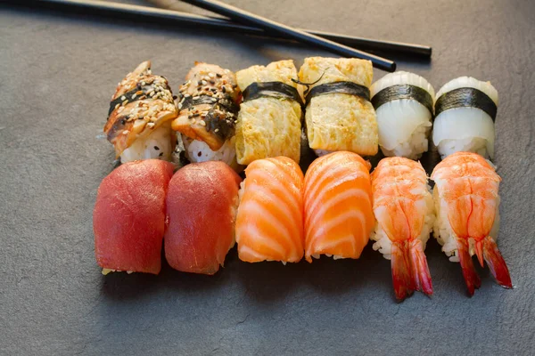 Almuerzo con plato de sushi — Foto de Stock