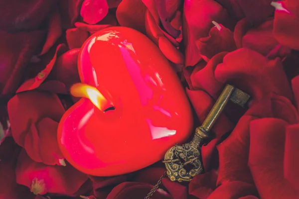 Klíč se srdcem jako symbol lásky — Stock fotografie