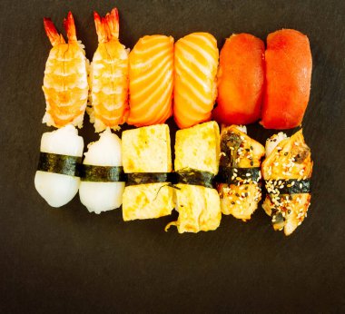 Suşi tabağıyla öğle yemeği