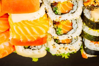 Suşi tabağıyla öğle yemeği