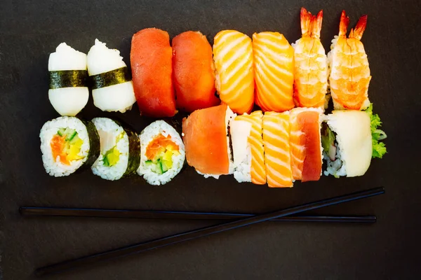 Almuerzo con plato de sushi — Foto de Stock