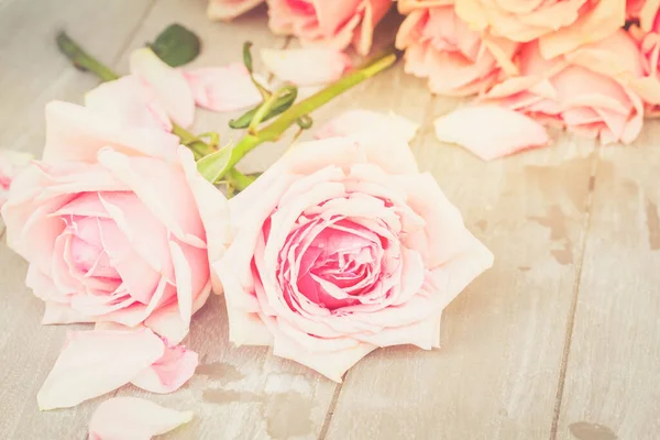 Roze rozen op tafel — Stockfoto