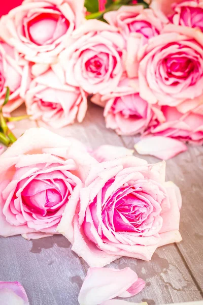 Rosas rosa na mesa — Fotografia de Stock