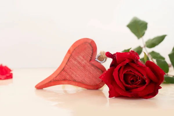 Red and pink roses on table — Stock Photo, Image