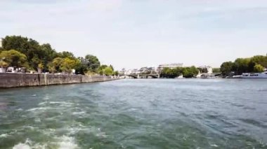 Güneşli yaz gününde Seine nehri boyunca yüzer.