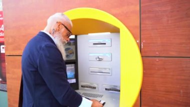 ATM 'li yaşlı adam.