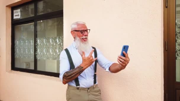 Старший чоловік з телефоном — стокове відео