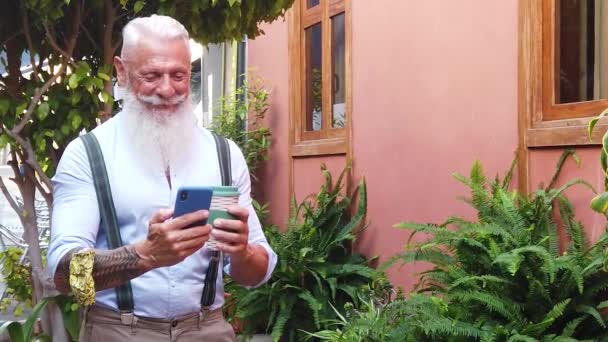 Старший чоловік з телефоном — стокове відео