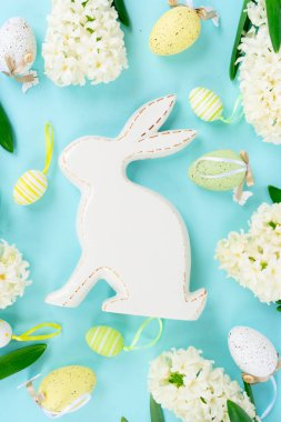 Renkli yumurtalarla Paskalya sahnesi