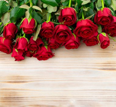 Masada koyu kırmızı güller