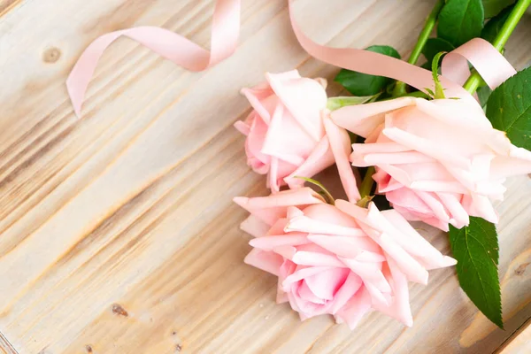 Rózsaszín rózsák az asztalon — Stock Fotó