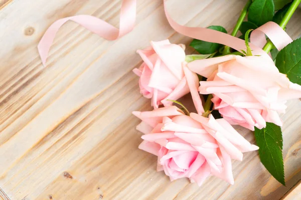 Rosas rosadas en la mesa — Foto de Stock