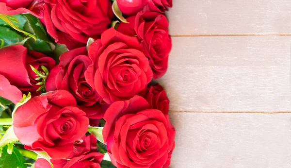 Rosas rojas oscuras en la mesa — Foto de Stock