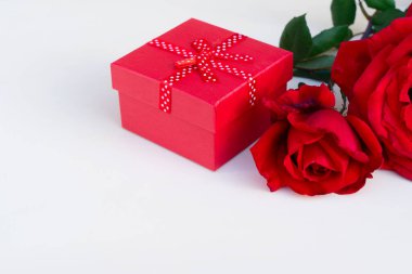 Masada koyu kırmızı güller