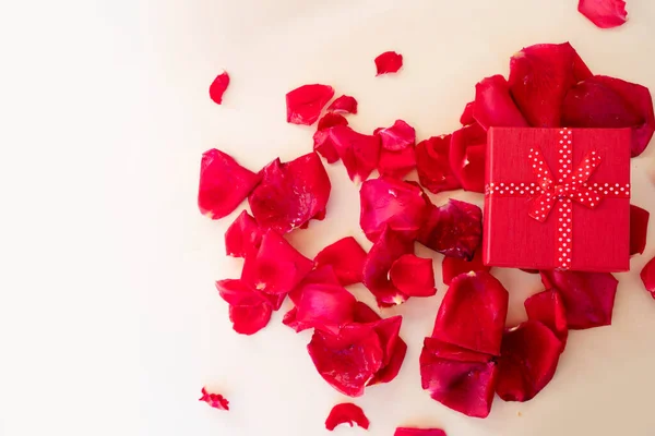 Dark red roses on table — Stock Photo, Image