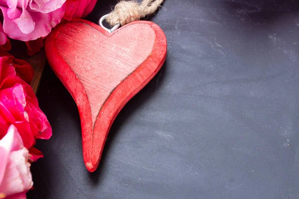 Rosas rojas y rosas sobre la mesa — Foto de Stock