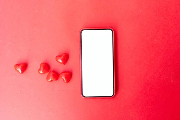 Сучасний телефон з серцями — стокове фото