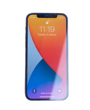 Beyaz arka planda Iphone 12 profesyonel