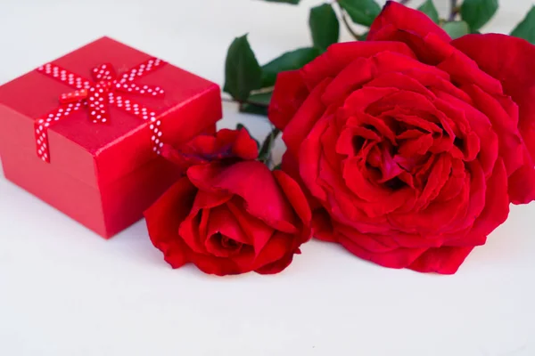 Dark red roses on table — Stock Photo, Image