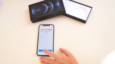 Pasifik mavisi renginde 12 profesyonel Iphone