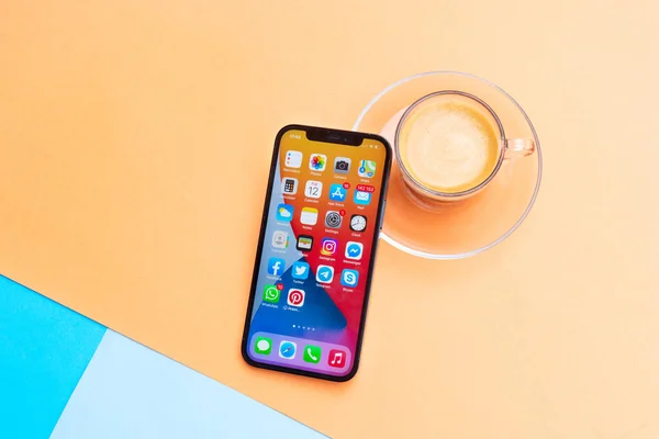 Iphone 12 pro Iphone 12 pro on bright background — Stock Photo, Image