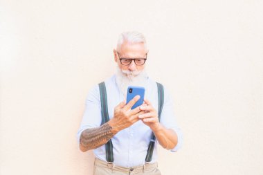 Telefonu olan yaşlı bir adam.