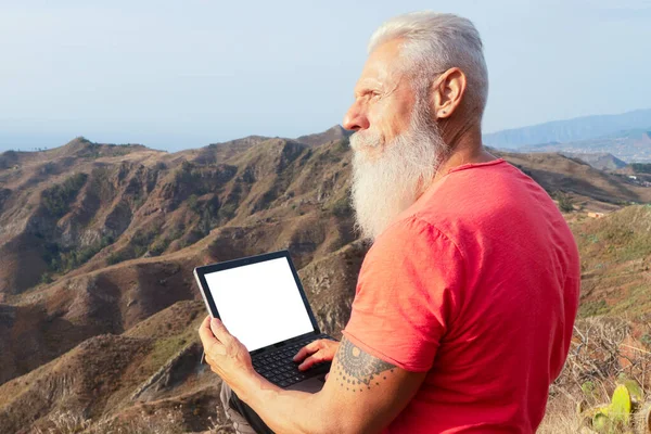 Homme âgé avec ordinateur portable — Photo