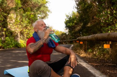 Kıdemli adam spor egzersizleri yapıyor.