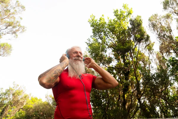 Homme âgé faisant des exercices sportifs — Photo