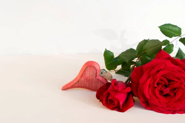 Rosas vermelhas escuras na mesa — Fotografia de Stock