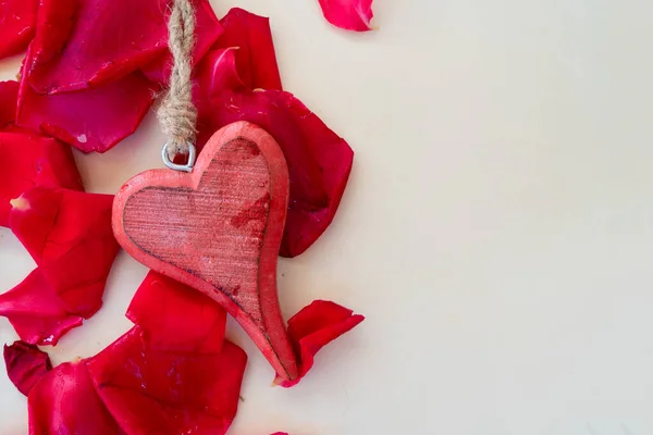 Ключ с сердцем как символ любви — стоковое фото