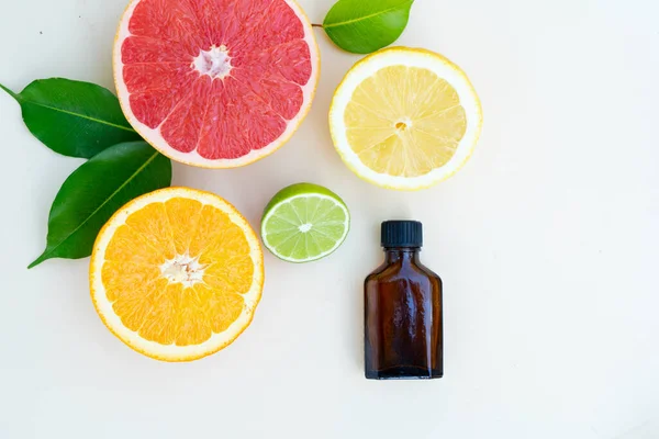 Citrus meyveli C vitamini serumu yağlı güzellik bakımı — Stok fotoğraf