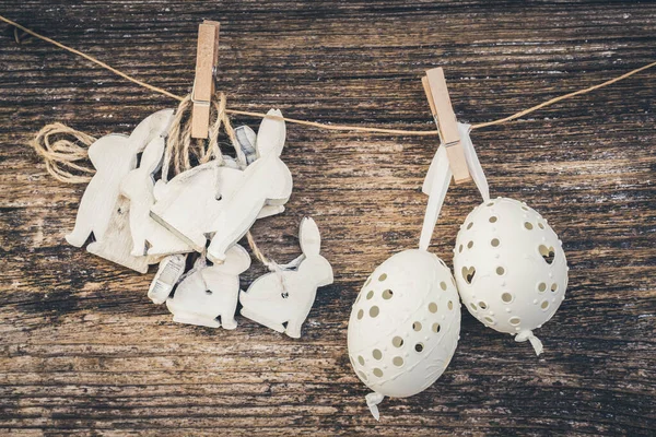Zavěšení velikonočních vajec a králíků — Stock fotografie