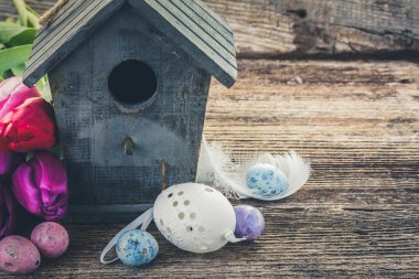 Kuş kafesli paskalya yumurtaları