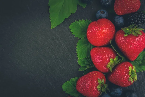 Кордон зі свіжими ягодами — стокове фото
