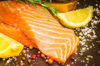 Somon bifteği hazırlıyorum