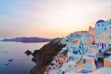 Geceleri Oia köyü, Santorini.