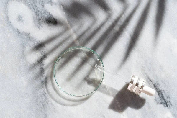Placa petri de vidrio con suero transparente puro para el cuidado de la piel —  Fotos de Stock