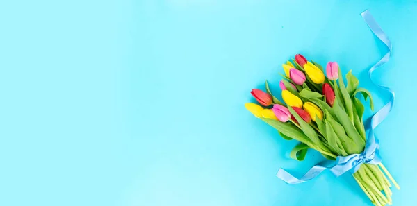 Fiori di tulipani rosa, giallo e viola — Foto Stock