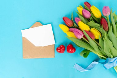 Pembe, porsuk ve mor lale çiçekleri.