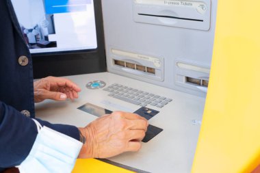 ATM 'li yaşlı adam.