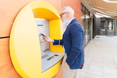 ATM 'li yaşlı adam.