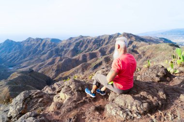 Sunset 'i selamlayan kıdemli adam